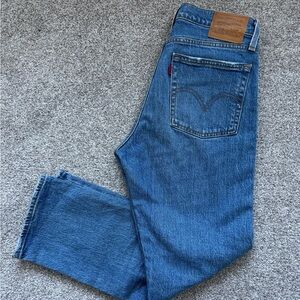 Levi’s Women Wedgie Straight size 26 Jeans in Mid Wash